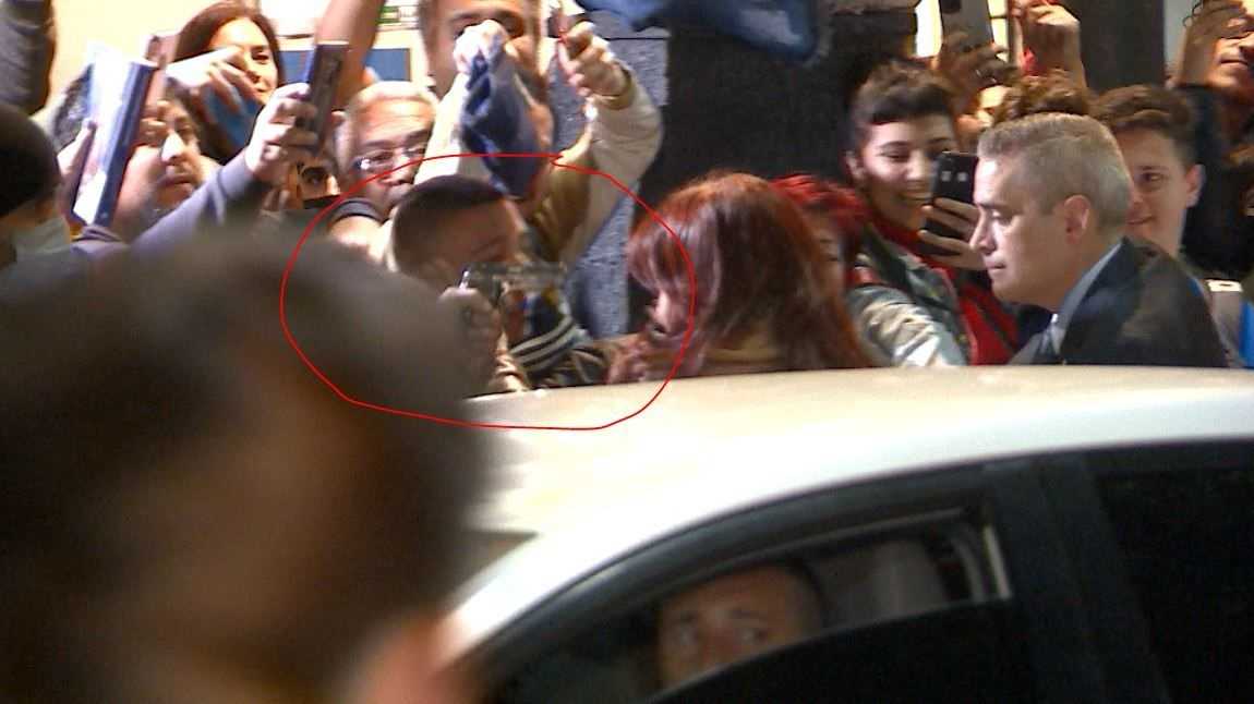RECOLETA Detuvieron a un hombre armado que intentó atacar a Cristina Kirchner en el frente de su casa