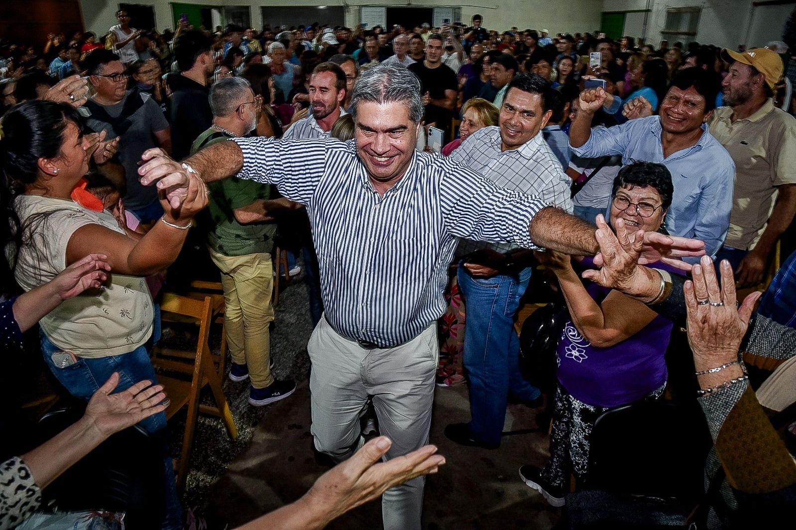*Capitanich cerró campaña con acto multitudinario y mensaje claro: "No vinimos a improvisar, vinimos a defender al pueblo"*