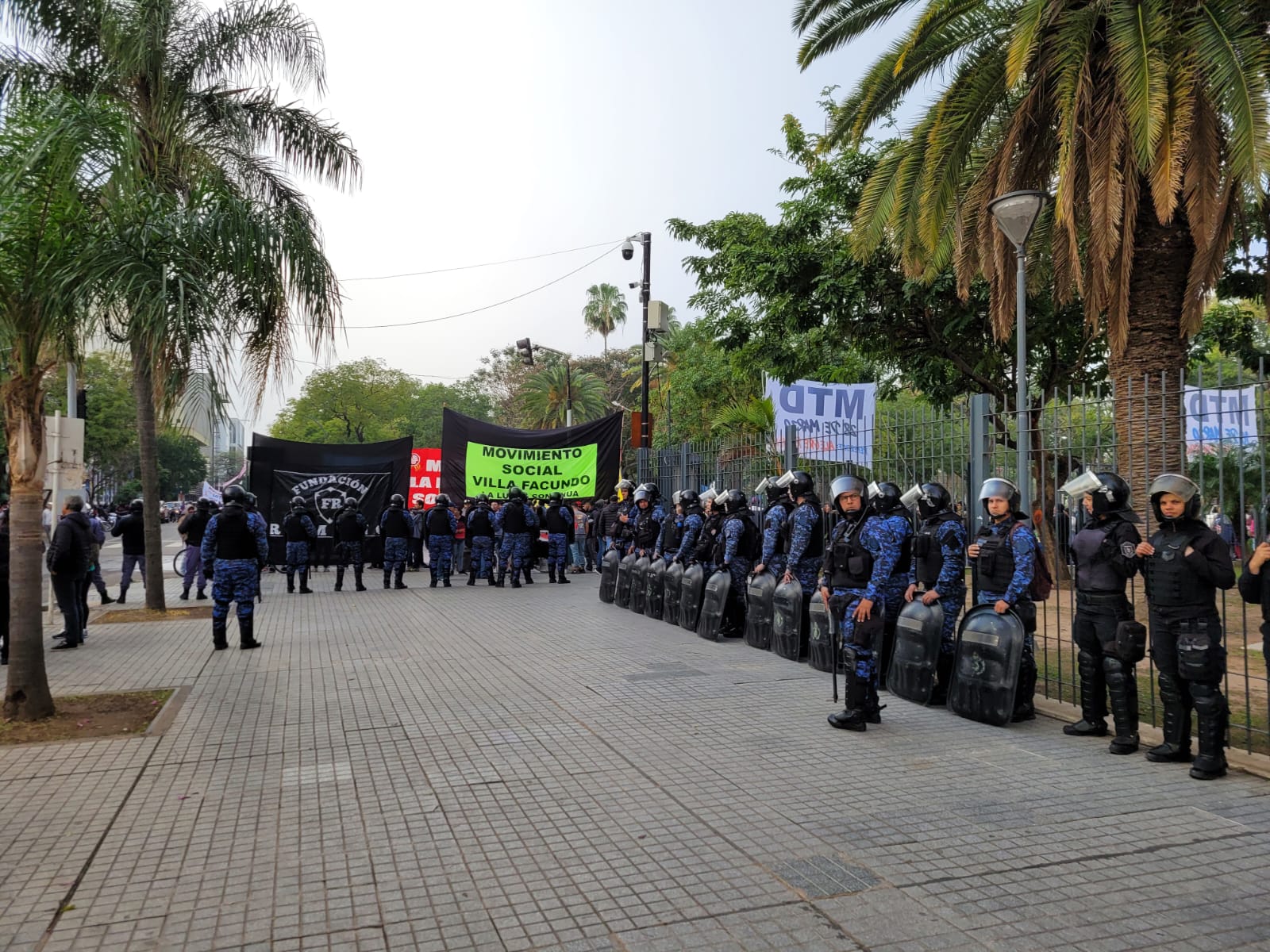*Seguridad: la Policía del Chaco despejó una protesta social frente a Casa de Gobierno y hay diez personas demoradas*