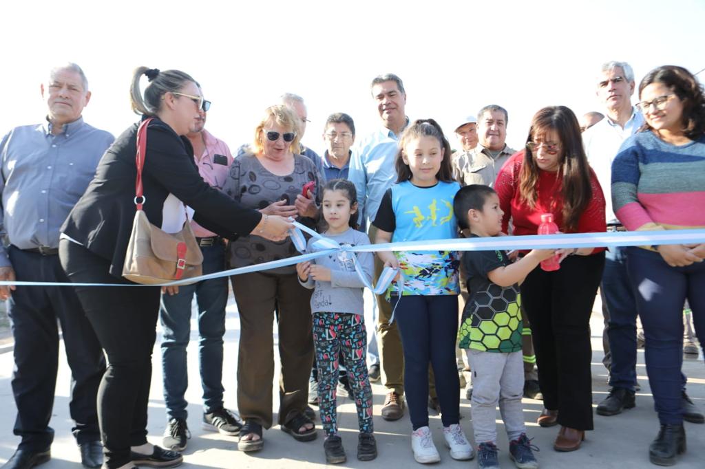 El gobernador inauguró y anunció más cuadras de pavimento urbano para Villa Ángela