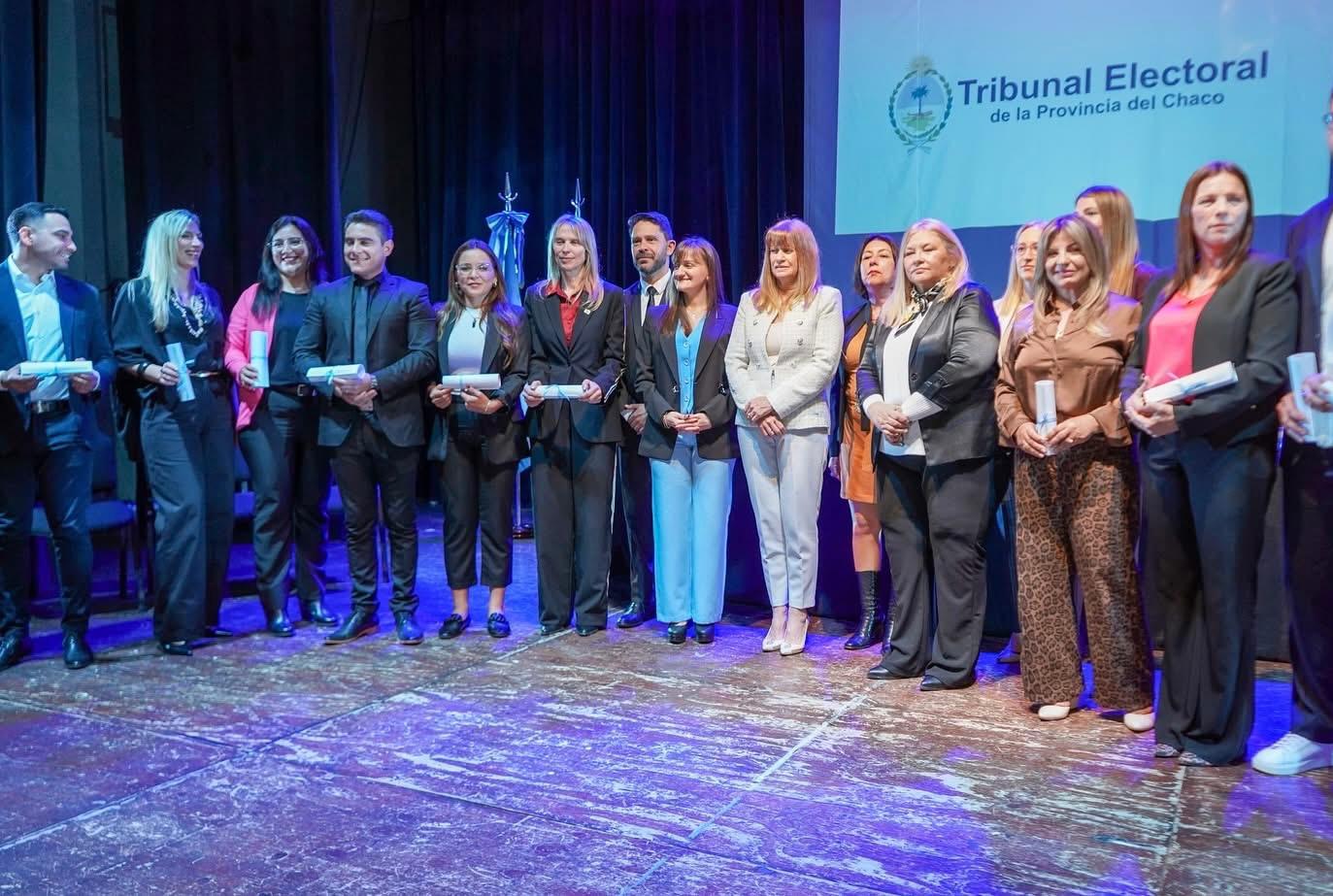 *LA VICEGOBERNADORA SCHNEIDER ACOMPAÑÓ LA ENTREGA DE DIPLOMAS A LOS NUEVOS LEGISLADORES PROVINCIALES