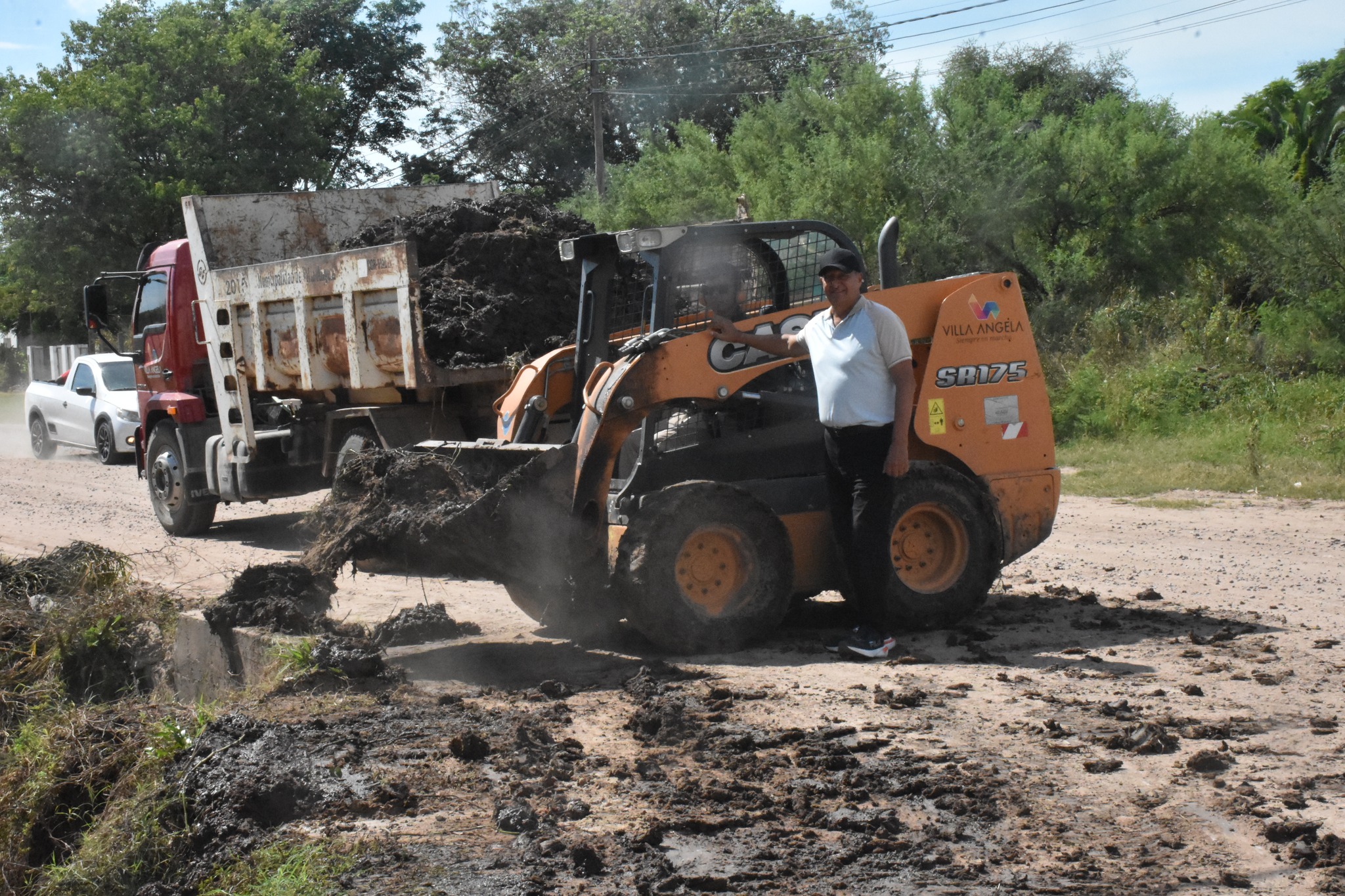 LA MUNICIPALIDAD REALIZA TRABAJOS DE LIMPIEZA Y CANALIZACIÓN EN CALLE JOSEFA ROSELLO