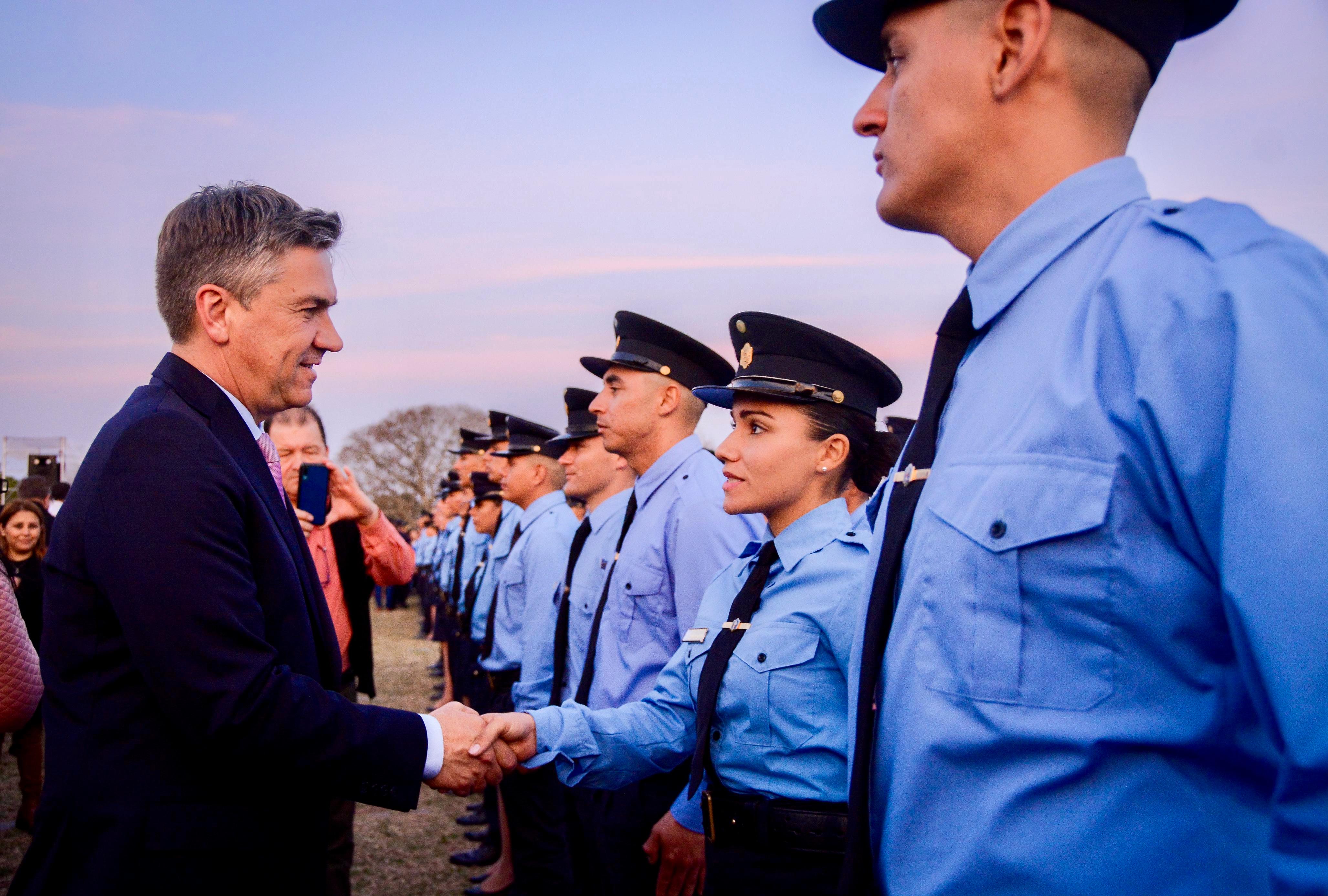 VUELTA DE PÁGINA Y PUESTA EN VALOR DE LA TAREA POLICIAL: EL GOBERNADOR ZDERO TOMÓ JURAMENTO A LOS NUEVOS EGRESADOS DE LA ESCUELA DE POLICÍA DEL CHACO