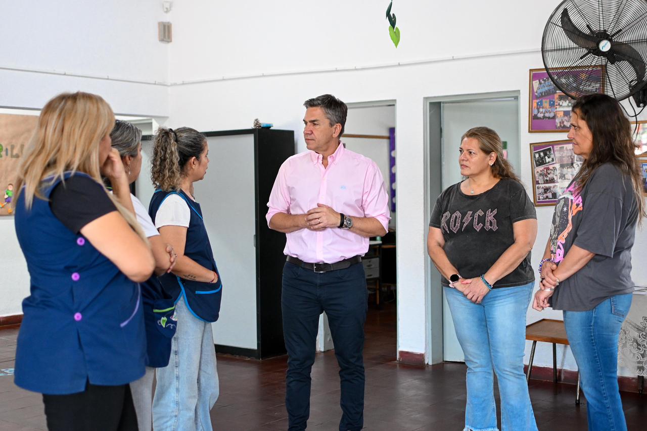 M&Aacute;S RECURSOS PARA LAS AULAS: EL GOBERNADOR ZDERO ENTREG&Oacute; ELEMENTOS A INSTITUCIONES EDUCATIVAS