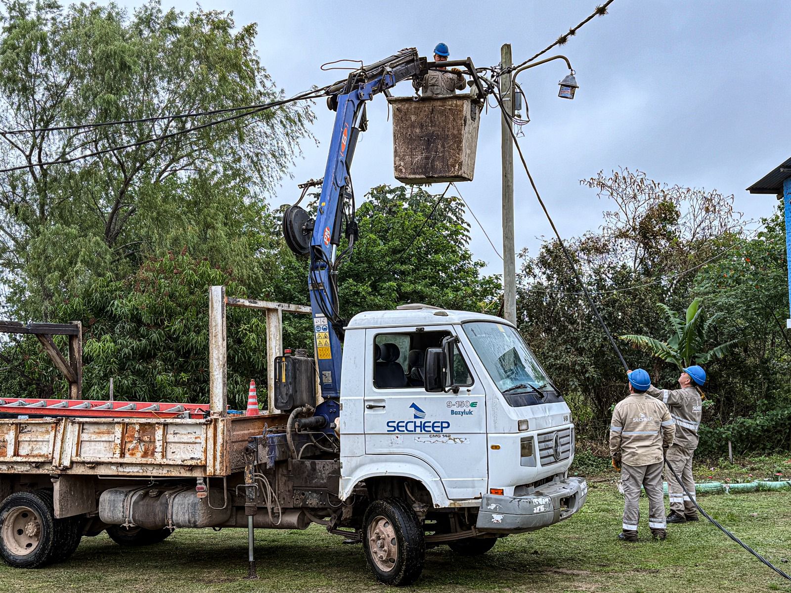 *ISLA DEL CERRITO: SECHEEP REFUERZA EL SERVICIO ELÉCTRICO Y RENUEVA EL ALUMBRADO PARA EL TORNEO DEL DORADO*