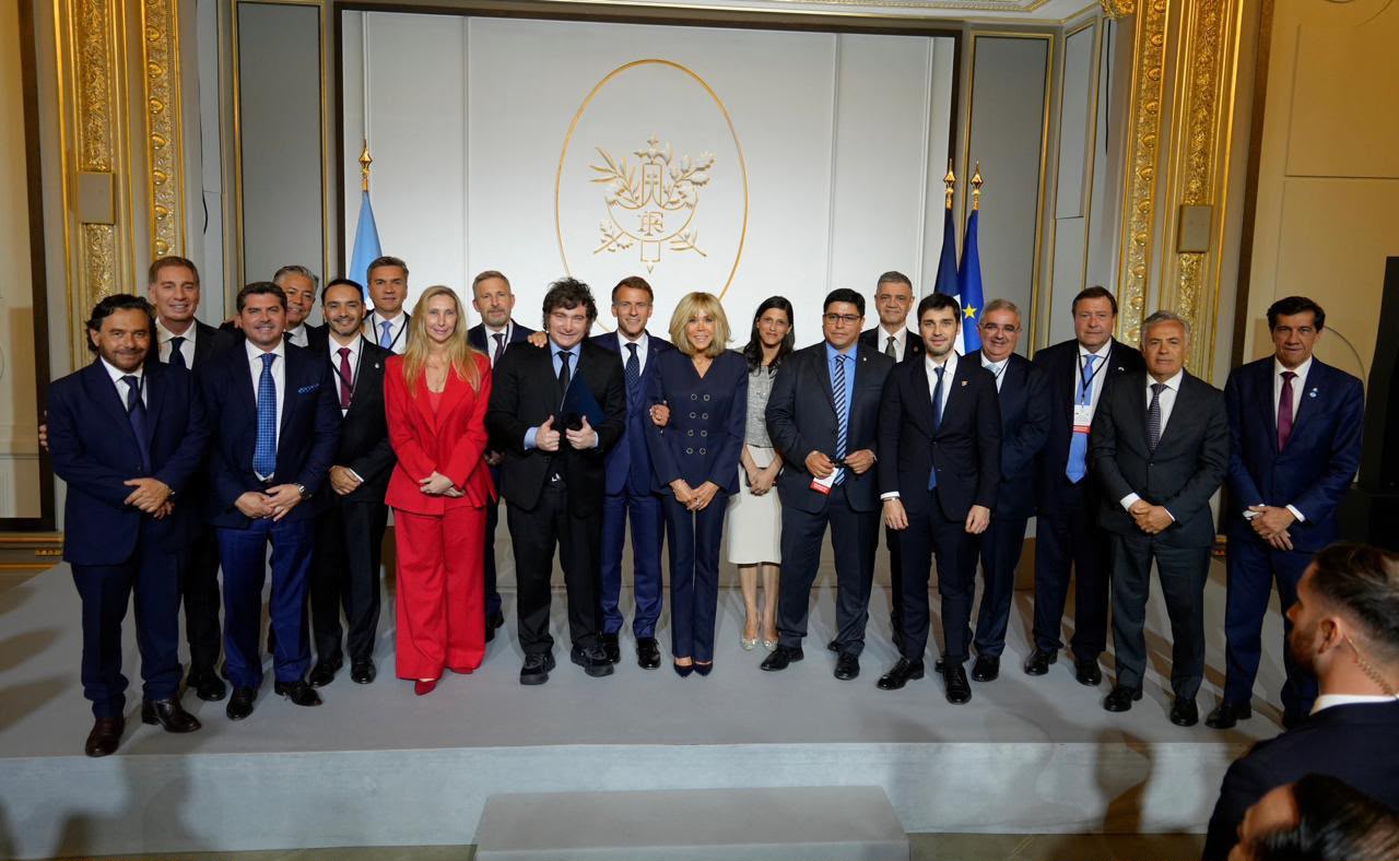 *ZDERO, EN EL PALACIO EL&Iacute;SEO: ACOMPA&Ntilde;&Oacute; A MILEI Y SALUD&Oacute; A MACRON EN PAR&Iacute;S*
