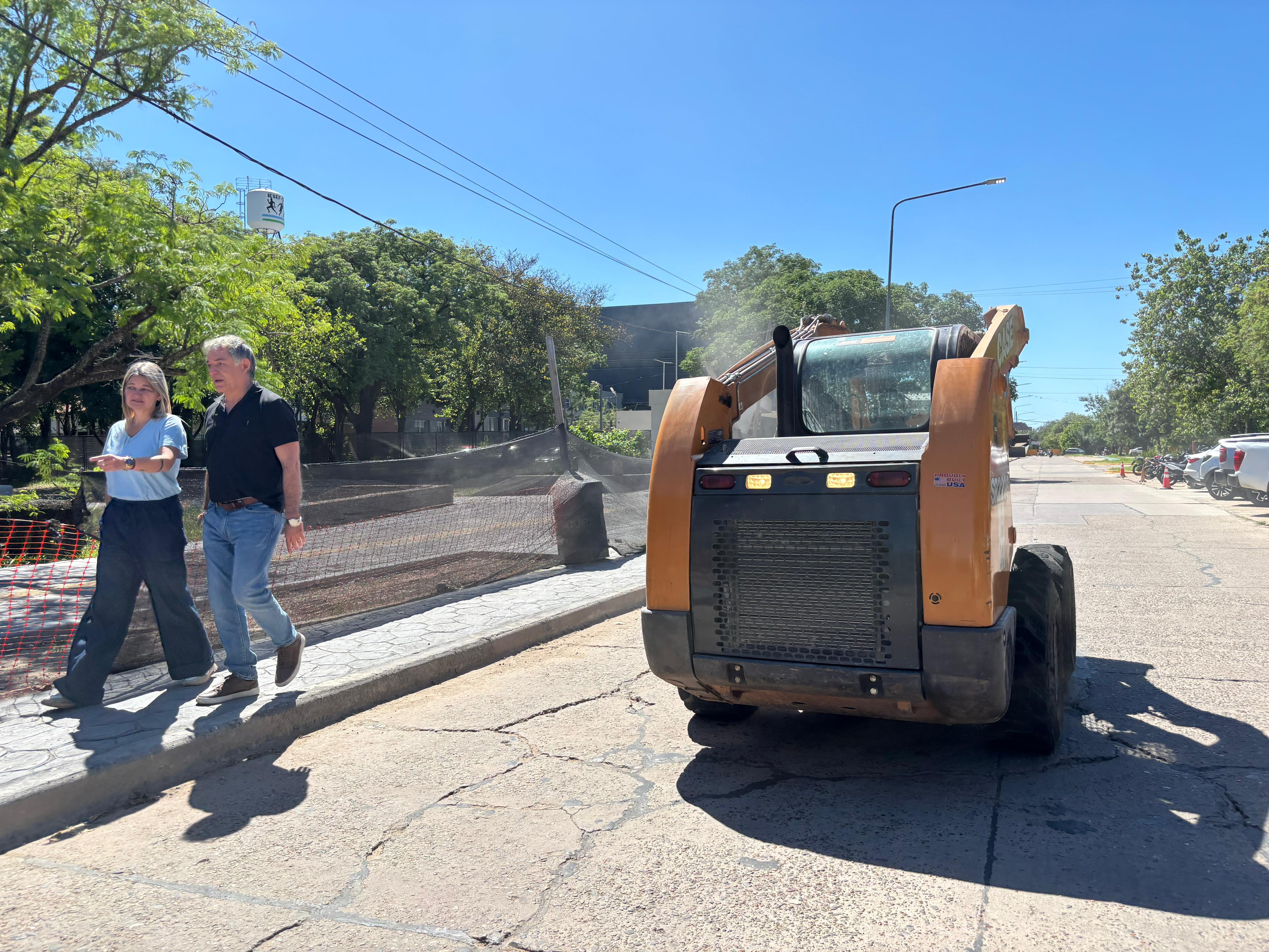 *REPARACI&Oacute;N VIAL Y REPAVIMENTACI&Oacute;N: CONTIN&Uacute;AN LOS TRABAJOS EN AV. SOBERAN&Iacute;A NACIONAL Y EN EL PARQUE 2 DE FEBRERO*