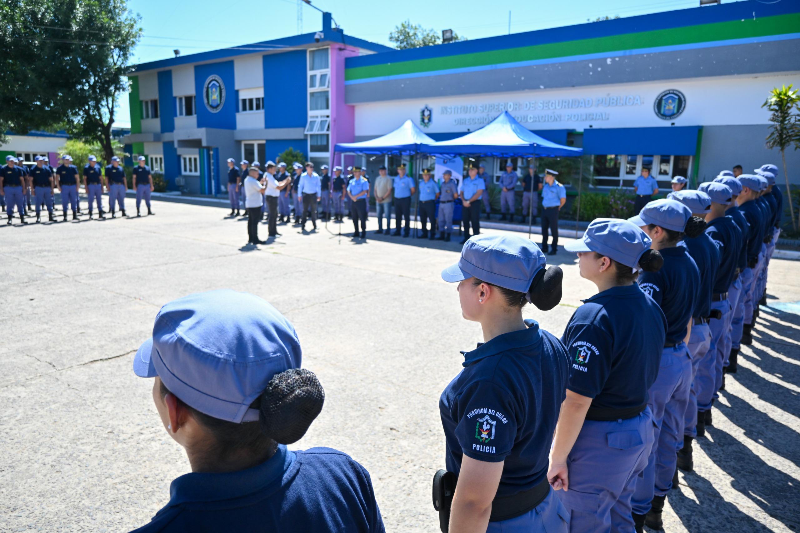 *PLAN PROVINCIAL DE SEGURIDAD: POLIC&Iacute;AS EGRESAN CON ARMAS Y UNIFORMES NUEVOS*