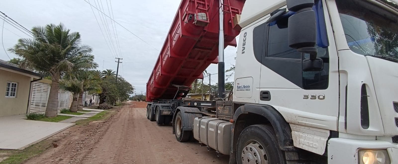 CONTINÚAN LOS TRABAJOS DE RIPIADO Y COMPACTACIÓN EN CALLES DE VILLA ÁNGELA