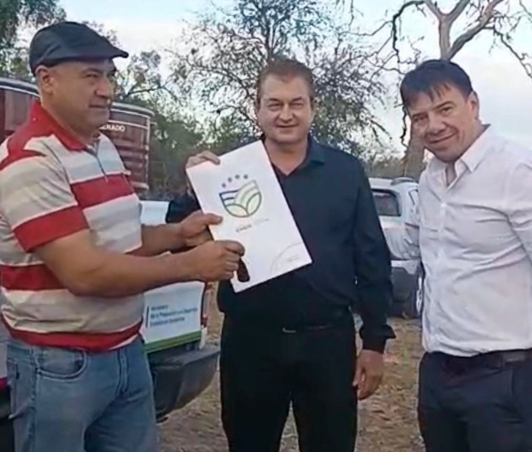 EL SAUZALITO: &ldquo;LOS MELEROS&rdquo; RECIBIERON UN VEH&Iacute;CULO PARA FORTALECER EL TRABAJO Y LA COMERCIALIZACI&Oacute;N DE MIEL ORG&Aacute;NICA