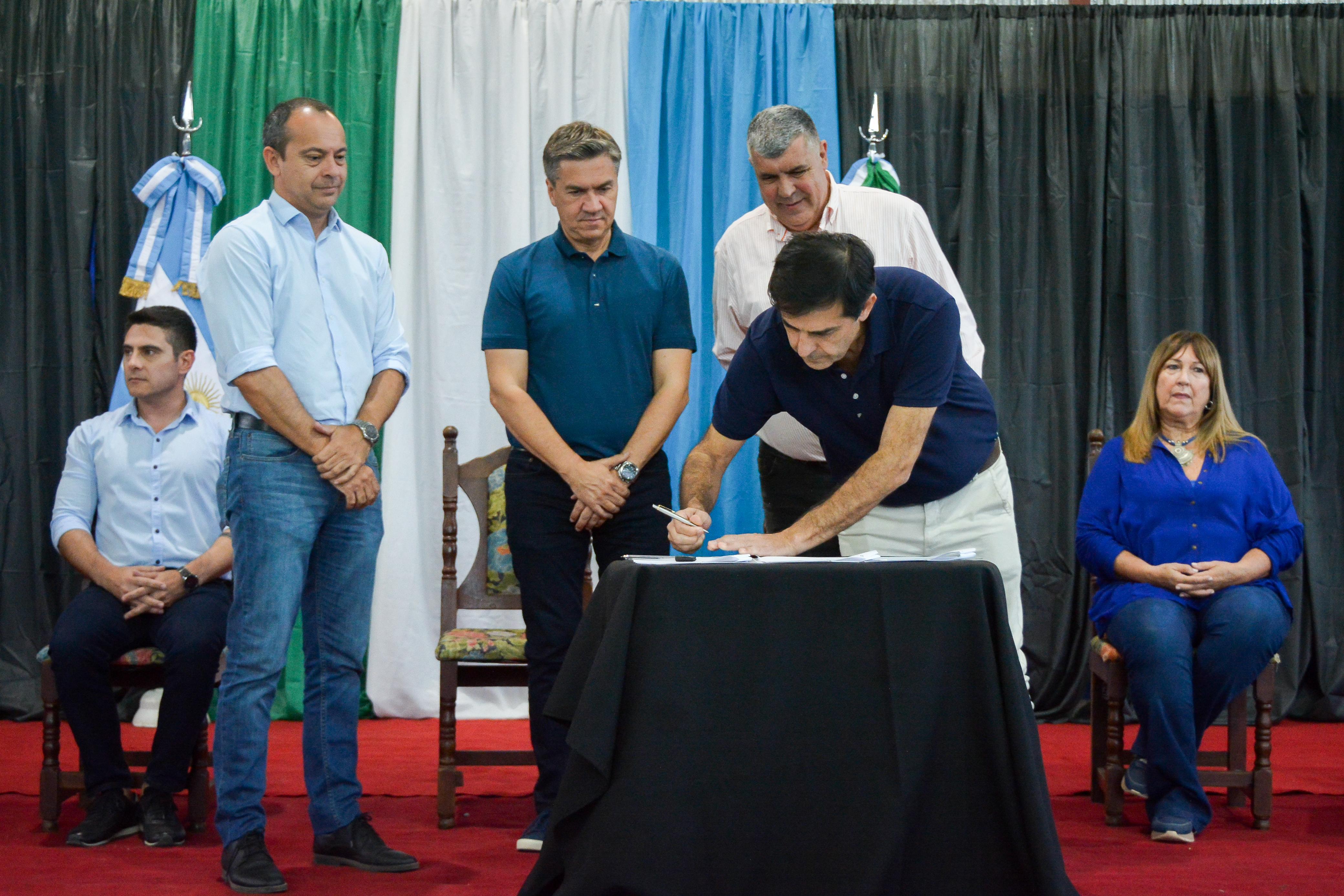 *ISLA DEL CERRITO: EL GOBERNADOR ZDERO ENTREGÓ TÍTULOS DE PROPIEDAD Y FIRMÓ EL CONVENIO PARA LA CREACIÓN DEL CENTRO DE MONITOREO LOCAL
