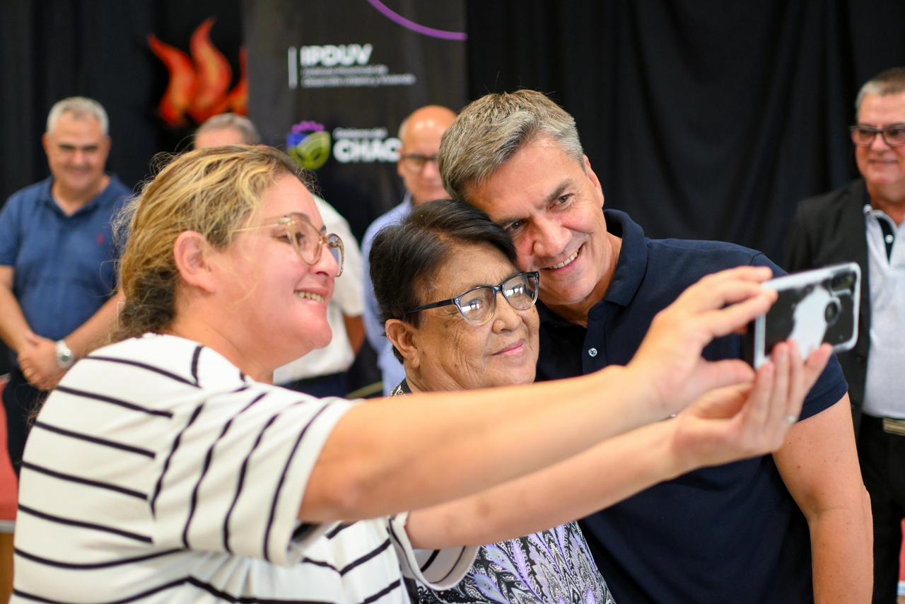 SUE&Ntilde;O COMPLETO EN VILLA &Aacute;NGELA: ZDERO ENTREG&Oacute; T&Iacute;TULOS DE PROPIEDAD A FAMILIAS QUE ESPERARON POR D&Eacute;CADAS