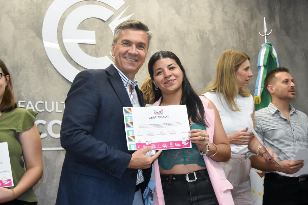 *CAPACITACIONES EN OFICIOS: EL GOBERNADOR ZDERO ACOMPAÑÓ LA ENTREGA DE CERTIFICADOS DE SOY CHACO*