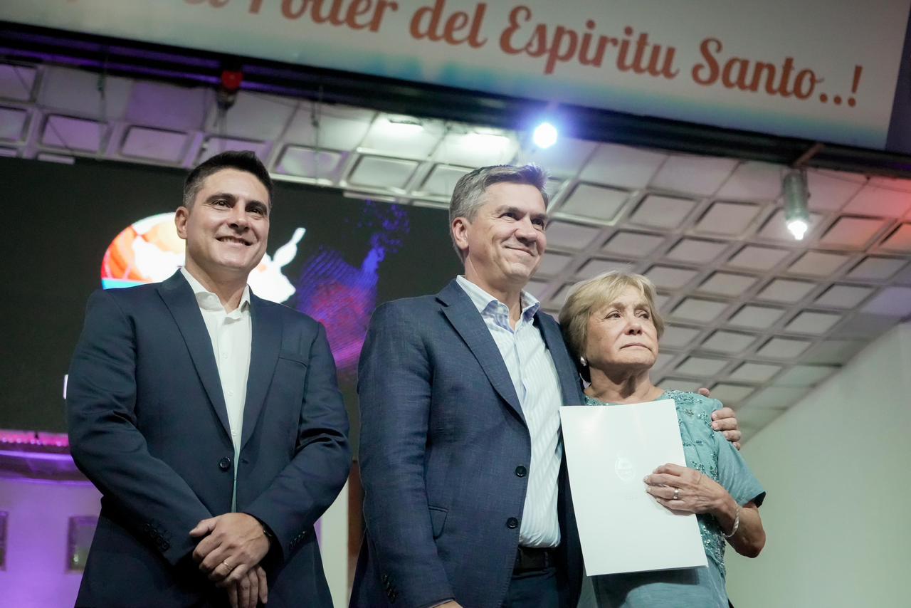 RESISTENCIA: EL GOBERNADOR ZDERO ENTREGÓ LA ESCRITURA DE PROPIEDAD A LA IGLESIA DE JESUCRISTO