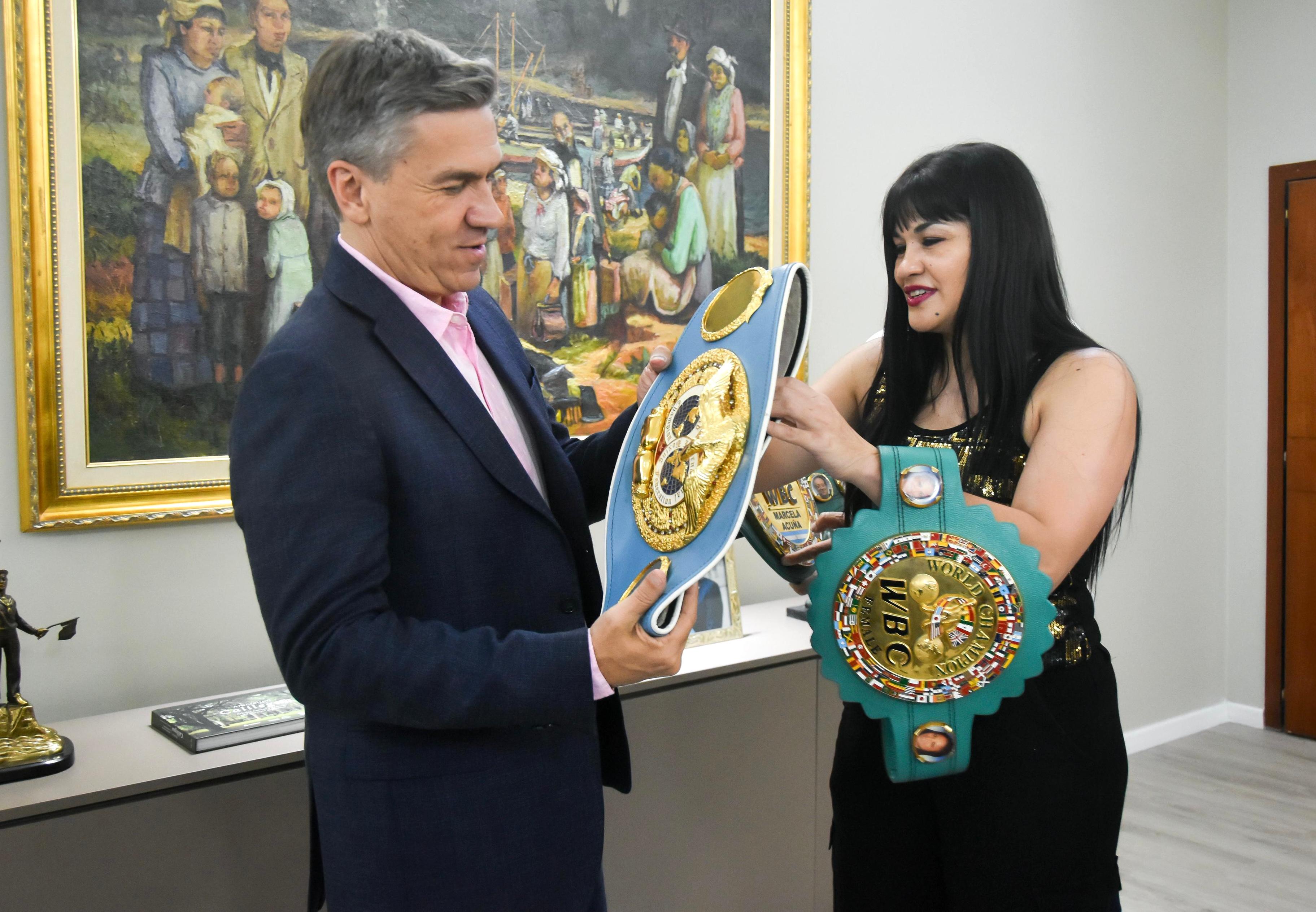 *EL GOBERNADOR ZDERO RECIBIÓ A LA “TIGRESA” ACUÑA, EN EL MARCO DE UNA ACCIÓN SOLIDARIA*