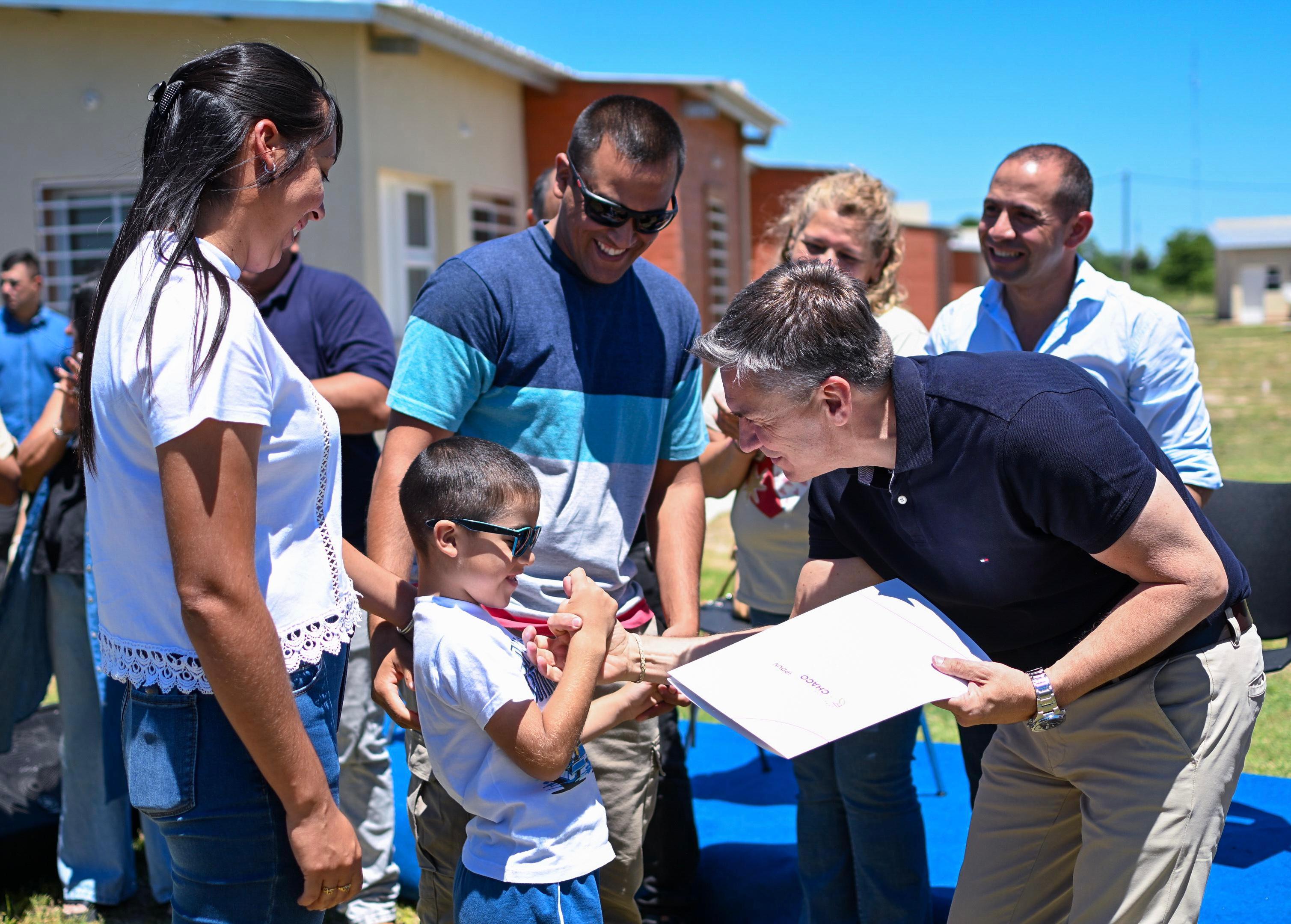 *CON RECURSOS PROPIOS, EL GOBIERNO PROVINCIAL FINALIZÓ Y ENTREGÓ VIVIENDAS EN PRESIDENCIA DE LA PLAZA*