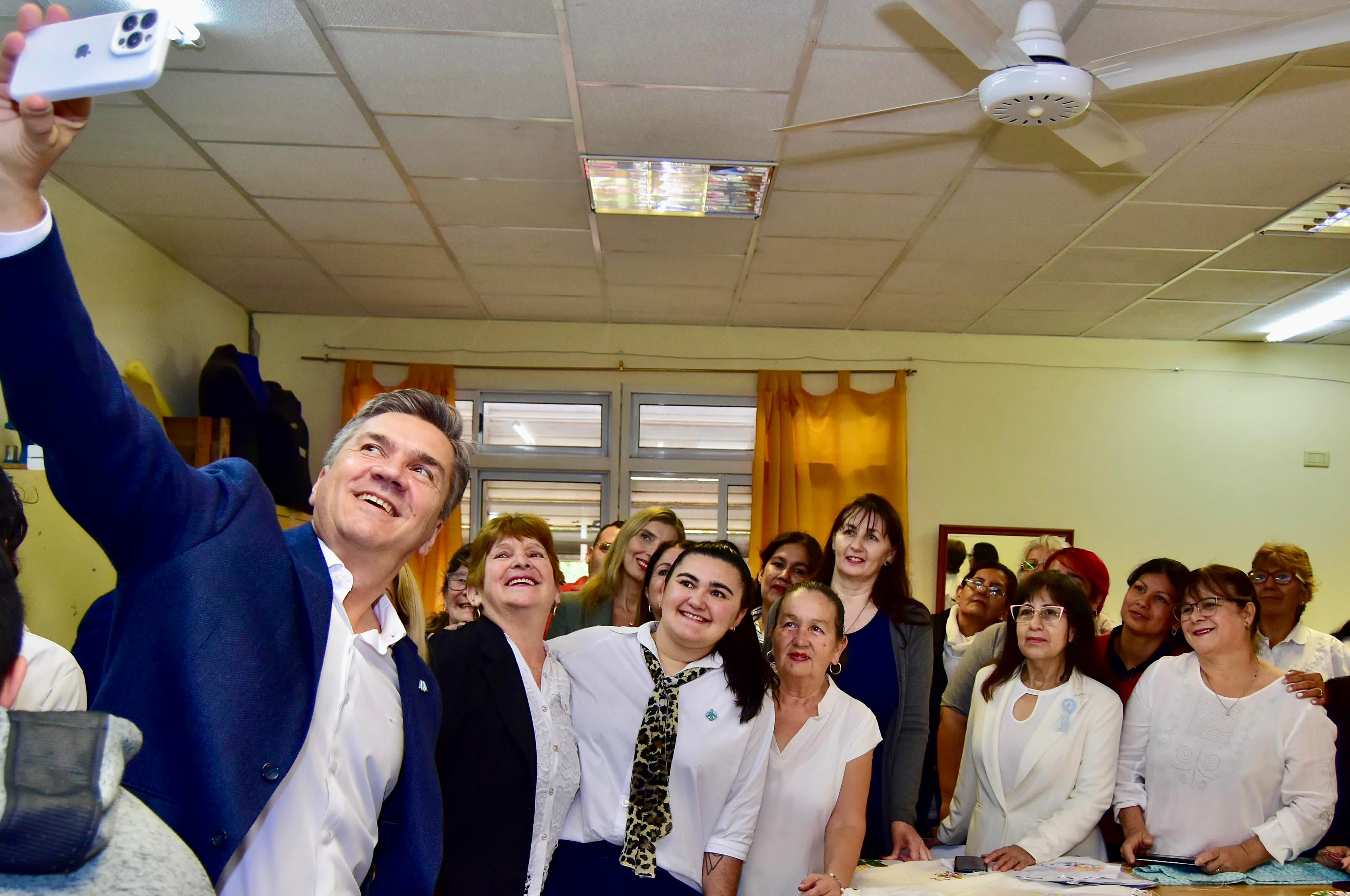 *BARRANQUERAS: EL GOBERNADOR ZDERO HABILITÓ LAS REFACCIONES DE LA ESCUELA DE FORMACIÓN PROFESIONAL Nº 10, RATIFICANDO LA IMPORTANCIA DE VINCULAR LA EDUCACIÓN CON EL TRABAJO*