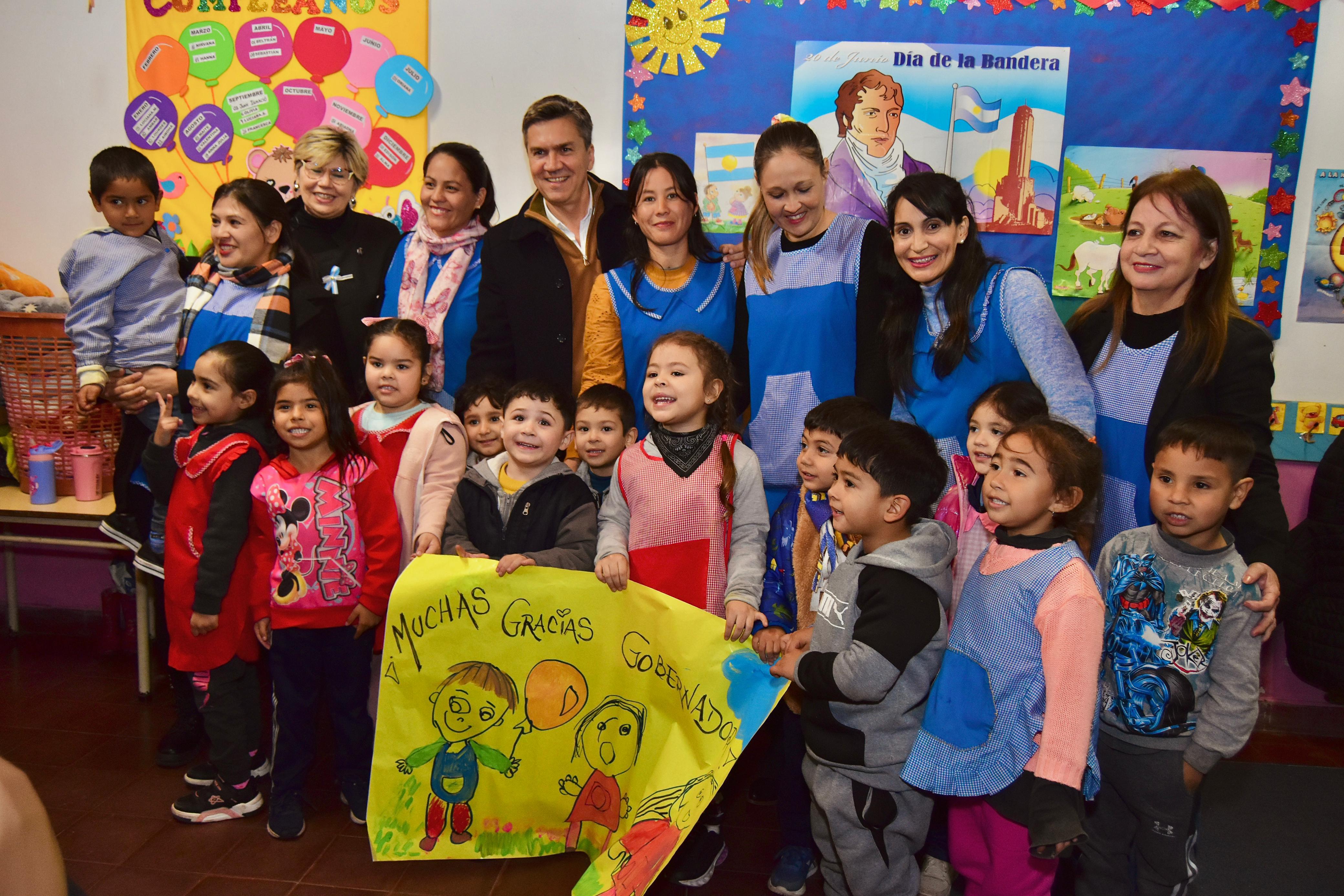 *CAPITÁN SOLARI: EL GOBERNADOR ZDERO ENTREGÓ MOBILIARIO PARA EL JARDÍN DE INFANTES 109*