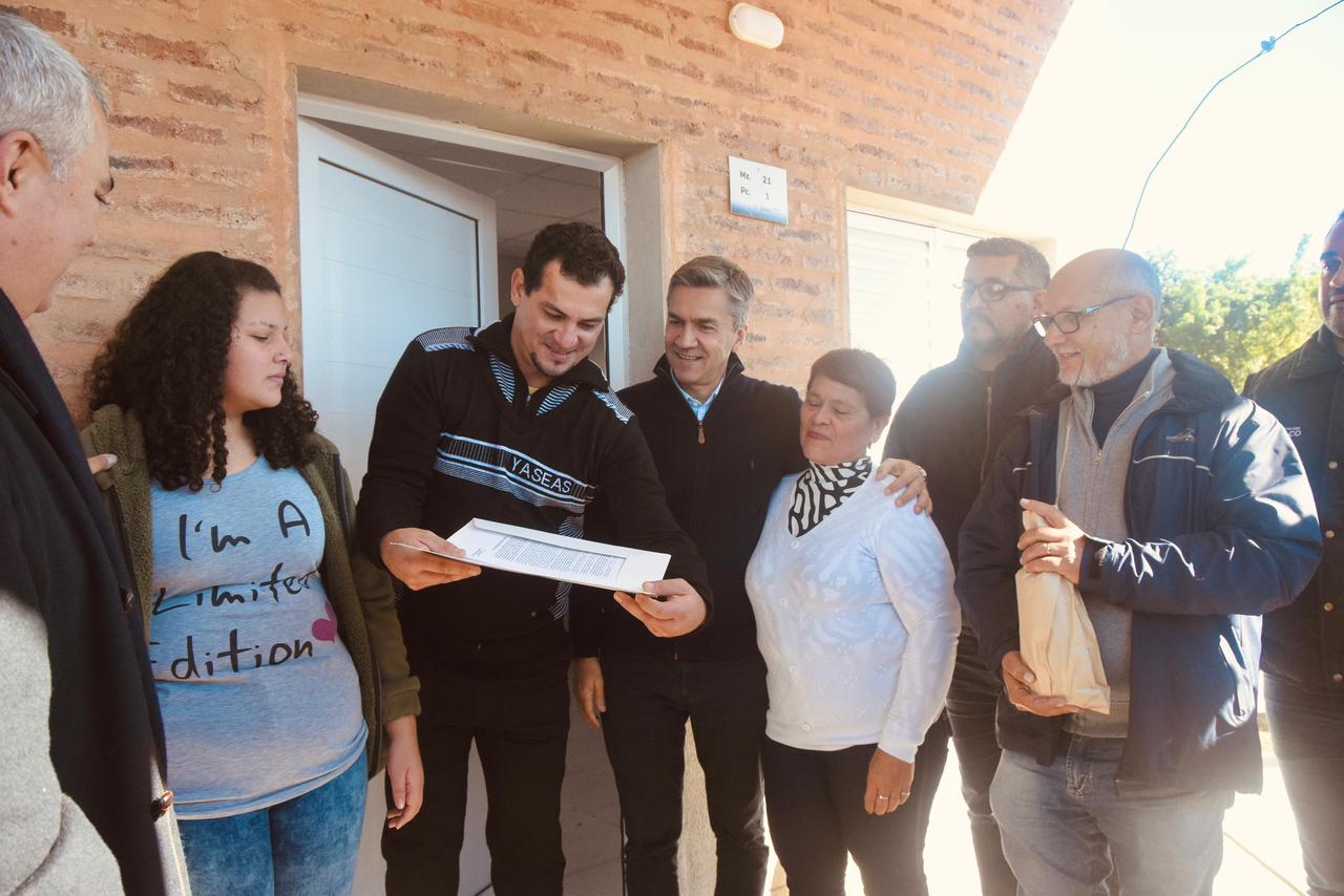 SE ENTREGARON VIVIENDAS EN LAGUNA LIMPIA: &ldquo;SEGUIMOS CUMPLIENDO EL SUE&Ntilde;O DE LA CASA PROPIA EN TODA LA PROVINCIA&rdquo; DIJO EL GOBERNADOR