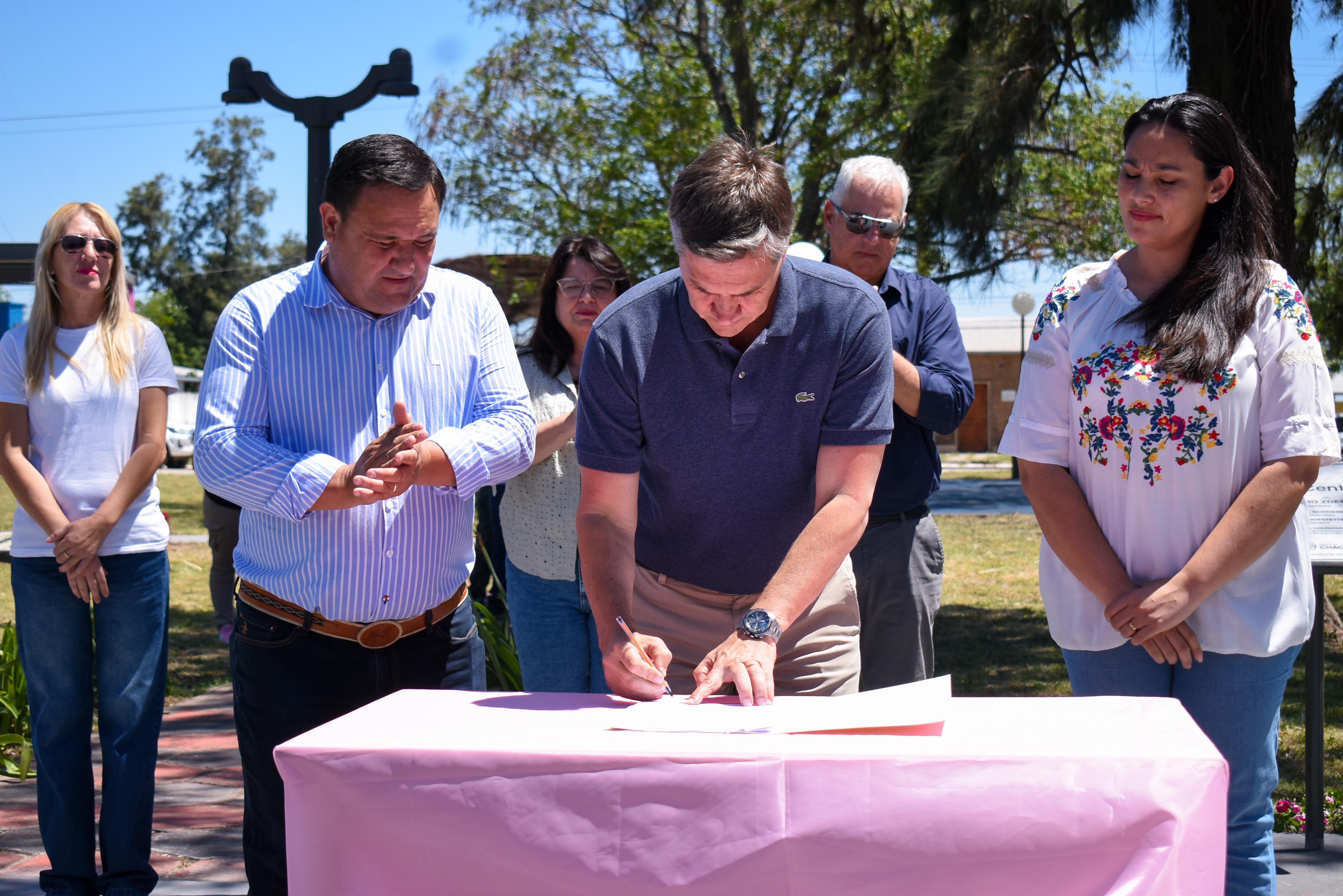 *CHOROTIS ESTRENA SU PLAZA CENTRAL RENOVADA Y RECIBE TANQUES DE AGUA PARA LAS FAMILIAS DE LA COMUNIDAD*