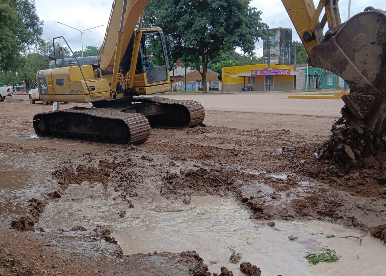 *MIRAFLORES: R&Aacute;PIDA RESPUESTA DEL GOBIERNO PROVINCIAL PARA ACELERAR EL ESCURRIMIENTO DEL AGUA*