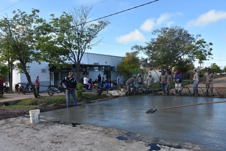 SE REALIZÓ EL VERTIDO DE HORMIGÓN EN LA SEGUNDA CUADRA DE PAVIMENTO SOBRE CALLE TUCUMÁN