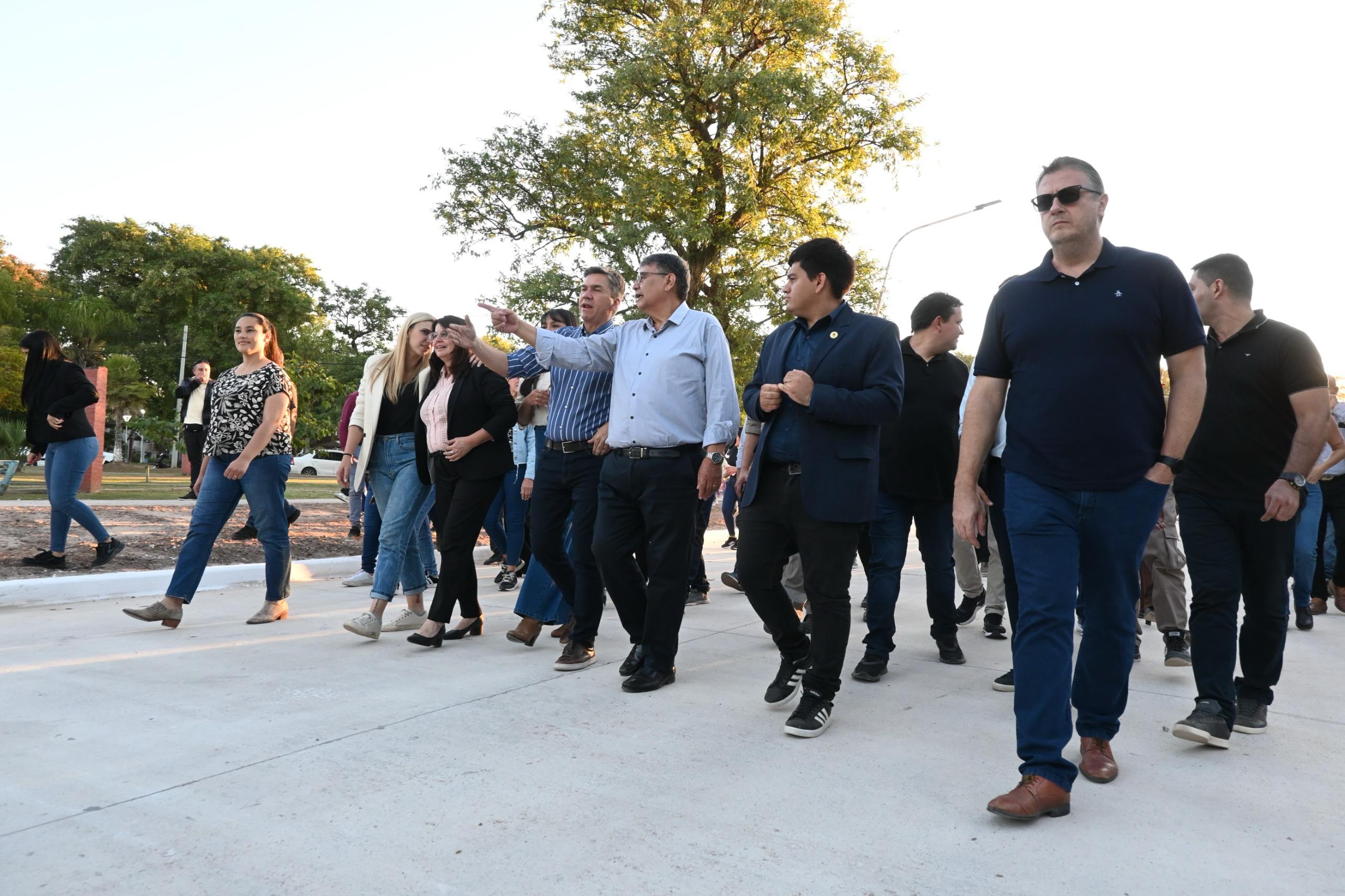 EL GOBERNADOR ZDERO INAUGURÓ CUADRAS DE PAVIMENTO URBANO EN LAS PALMAS